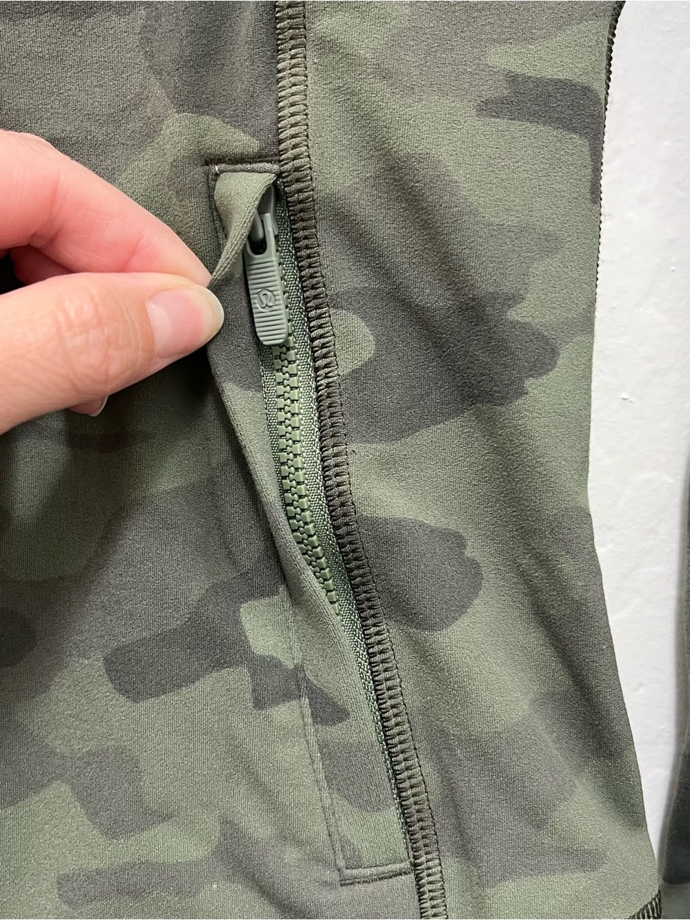 Lululemon Hooded Define Jacket Size 4 Camo Green - Picture 4 of 9
